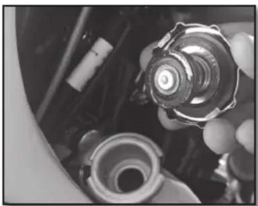Sherco 125 SER (2019) - SERVICING THE COOLING SYSTEM - 2