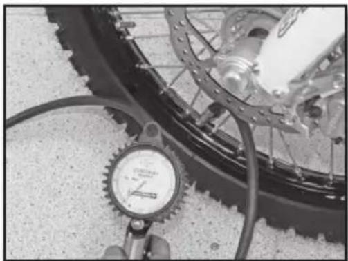 Sherco 125 SER (2019) - CONTROL DE LA PRESION DE LOS NEUMÁTICOS - 1