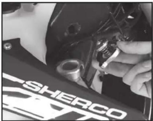 Sherco 450 SEF (2018) - CONTRÔLÉ DU NIVEAU DE LIQUIDE DE REFROIDISSEMENT - 2