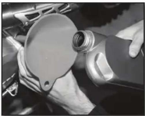 Sherco 450 SEF (2018) - CHECKING THE ENGINE OIL LEVEL - 4