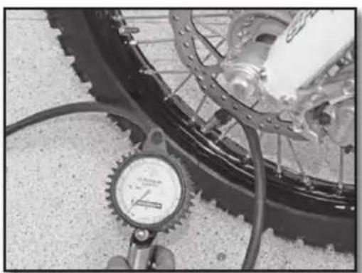 Sherco 450 SEF (2018) - CHECKING THE TIRE PRESSURE - 1