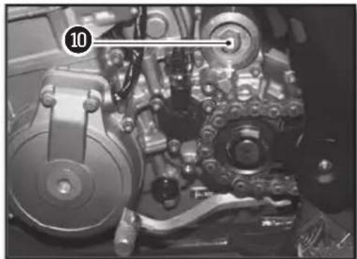 Sherco 450 SEF (2018) - REFILLING THE ENGINE WITH OIL - 2