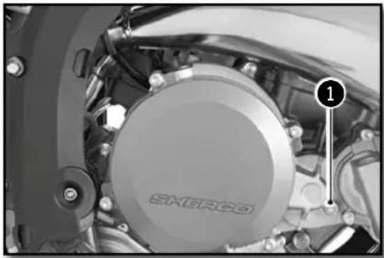 Sherco 250 SER (2019) - CHECKING THE ENGINE OIL LEVEL - 1
