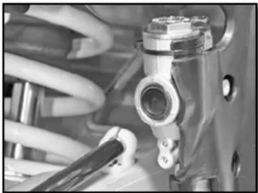 Sherco 250 SER (2019) - CONTRÔLE DU NIVEAU DE LIQUIDE FREIN ARRIÈRE - 1