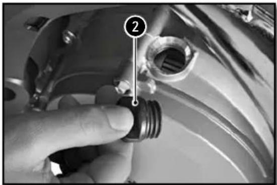 Sherco 250 SER (2019) - CHECKING THE ENGINE OIL LEVEL - 2