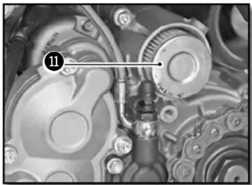 Sherco 250 SEFR (2019) - REFILLING THE ENGINE WITH OIL - 1