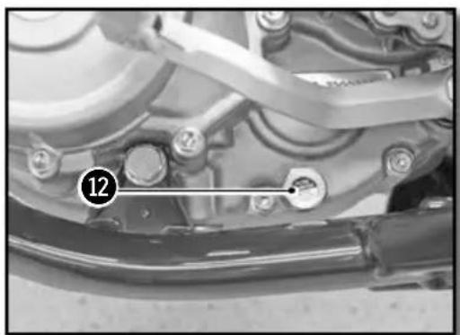 Sherco 250 SEFR (2019) - REFILLING THE ENGINE WITH OIL - 3