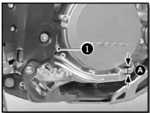 Sherco 250 SEFR (2019) - VÉRIFICATION DE LA GARDE DE LA PÉDALE DE FREIN ARRÈRE - 1