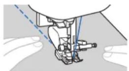 BABY LOCK Verve - Placez une main de chaque cote du pied-de-biche, puis guidez uniformement le tissu lors de la couture. - 1