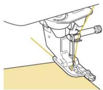 BABY LOCK Aerial - Abaissez le pied-de-biche afin que son guide se trouve exactement contre le bord du tissu. - 1