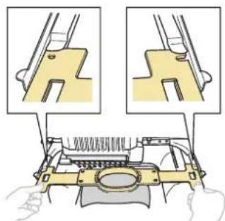 BABY LOCK Venture - Maintenez le cadre de broderie à l'horizontal, puis alignez simultanément les montures droite et gauche sur les attaches du support du cadre. - 1