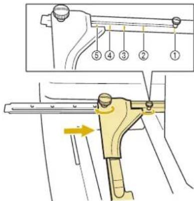 BABY LOCK Venture - Déplacez le bras gauche pour aligner la vis de droite sur le repère du cadre de broderie à installer, puis resserrez les vis à oreilles. - 1