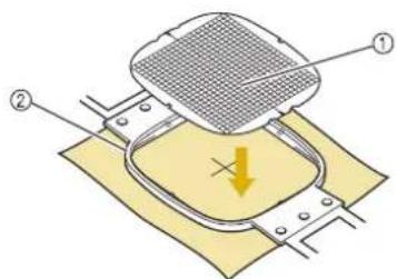 BABY LOCK Venture - Posez la feuille de broderie sur le cadre interieur. Alignez les lignes directrices de la feuille de broderie sur les repères tracés sur le tissu. - 1
