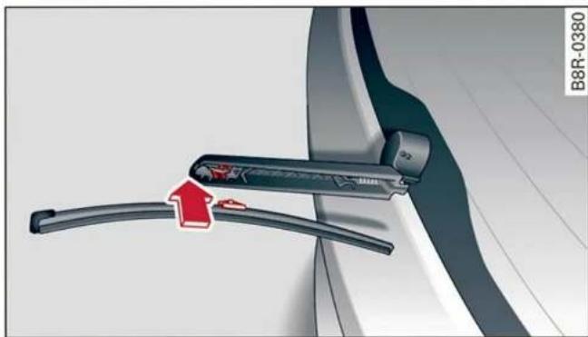 AUDI Q5 (2022) - Nettoyage/remplacement du balai d'essuie-glace arriere - 1