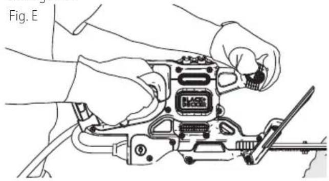 BLACK & DECKER BEHTS125 - Proper Hand Position (Fig. E) - 1