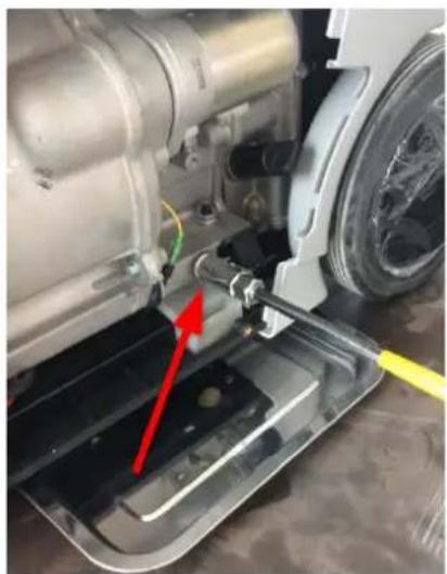 Fuxtec FXIG13 - Switch off the machine before starting the engine oil change! - 1