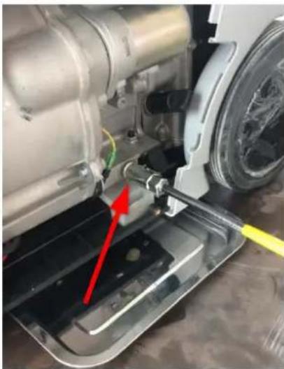 Fuxtec FXIG13 - Éteignez la machine avant de changer l'huile du moteur! - 1