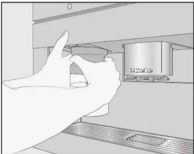 MIELE CVA 7370 - Remplissage et insertion du récipient à lait - 2