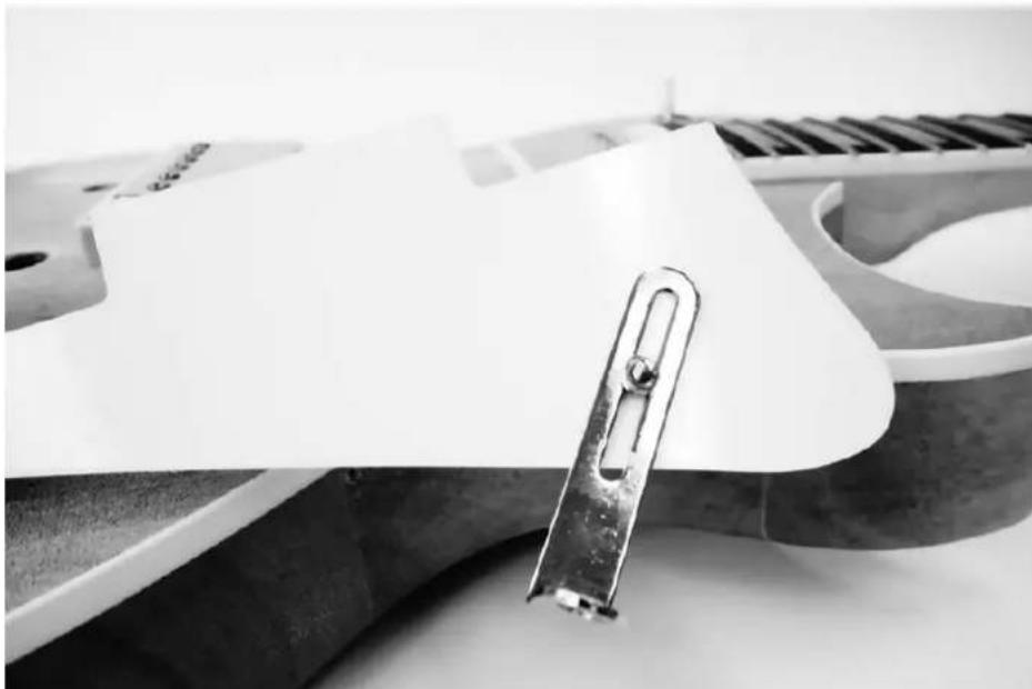 Harley Benton Single Cut - Montage du pickguard - 1