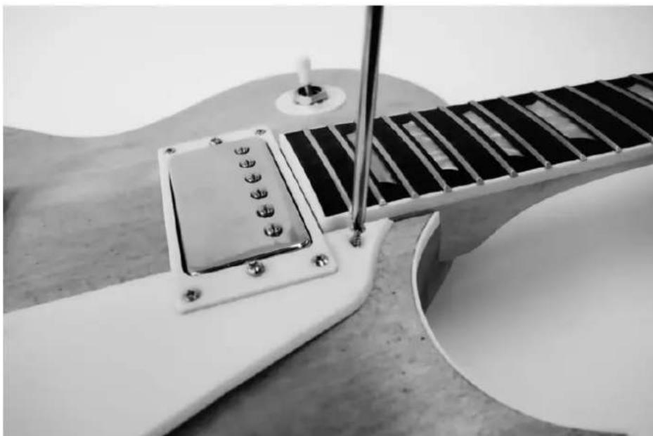 Harley Benton Single Cut - Montage du pickguard - 2