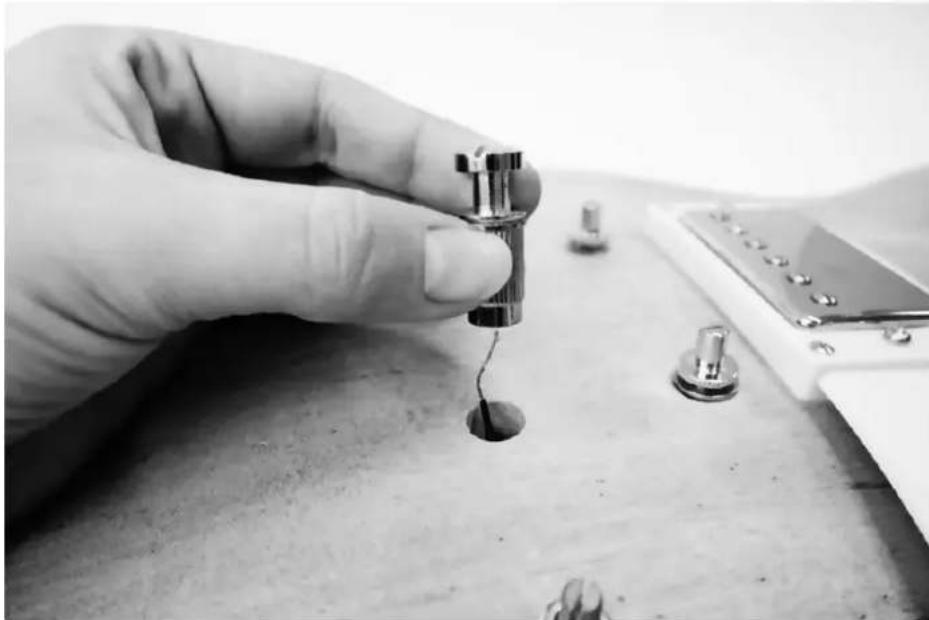 Harley Benton Single Cut - Montage du cordier et du chevalet - 1