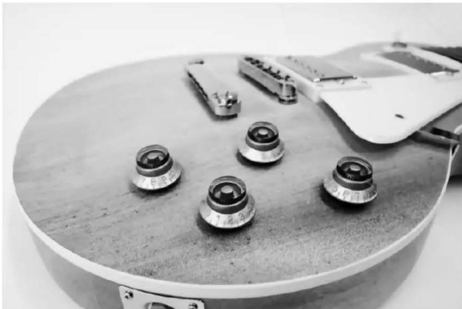 Harley Benton Single Cut - Montage des boutons des potentiometres et des attaches de sangle - 1