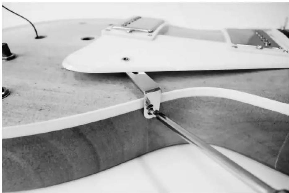 Harley Benton Single Cut - Montage du pickguard - 3
