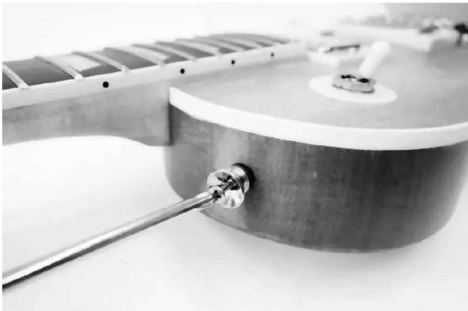 Harley Benton Single Cut - Montage des boutons des potentiometres et des attaches de sangle - 3