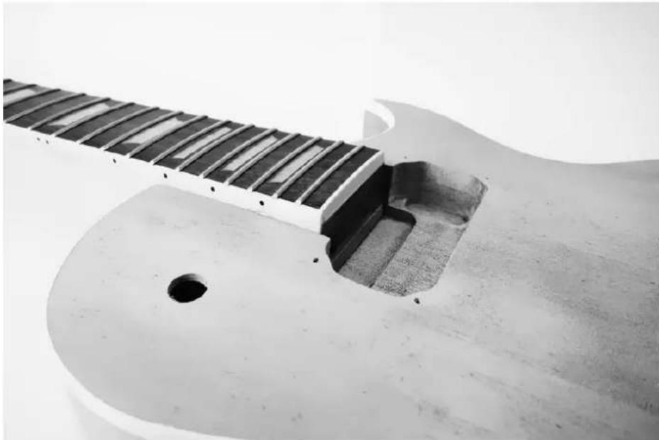 Harley Benton Single Cut - Montage du manché de la guitare - 1