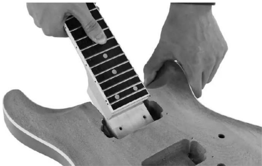Harley Benton CST24 - Montage du manche de la guitare - 1