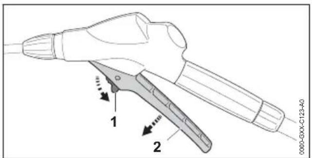 STIHL SGA 85 - Squeezing and locking the spray gun trigger - 2