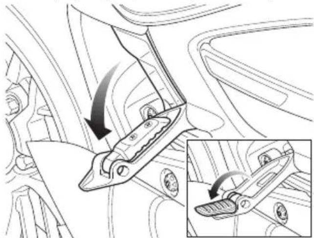 TRIUMPH Rocket 3 R (2023) - Section du repose-pied passager rabattue dans la moto - 1