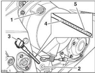 TRIUMPH Daytona 675 R (2016) - Contrôle du niveau d'huile - 1