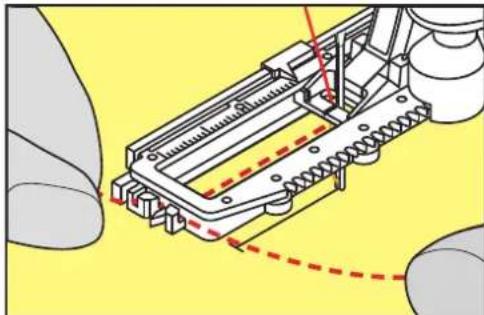BERNINA 735 - Utilisation de ganse avec le pied traîneau pour boutonnière #3C - 2