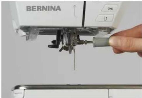 BERNINA 735 - Monter l'aiguille de broderie - 2