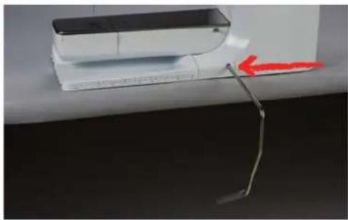 BERNINA 735 - Fixer le levier de genou - 2