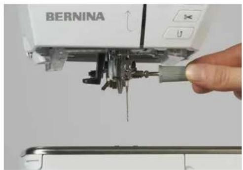 BERNINA 735 - Changer l'aiguille - 1
