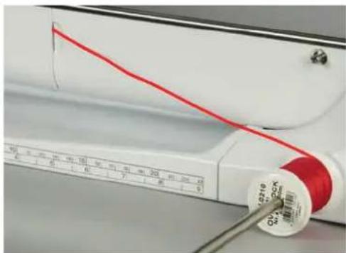 BERNINA 735 - Enfilage du fil de ganse - 2