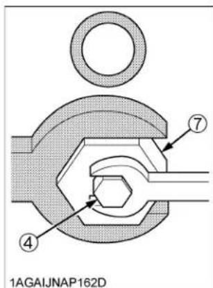 KUBOTA M6101 - Drainage de I'eau du réservoir à carburant - 2