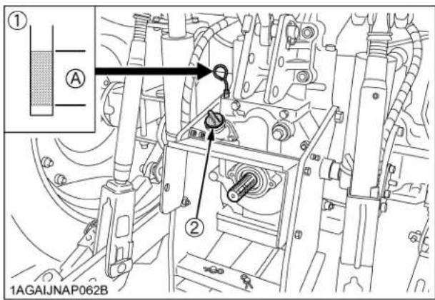KUBOTA M6101 - ■Vérification du niveau d'huile à transmission - 1