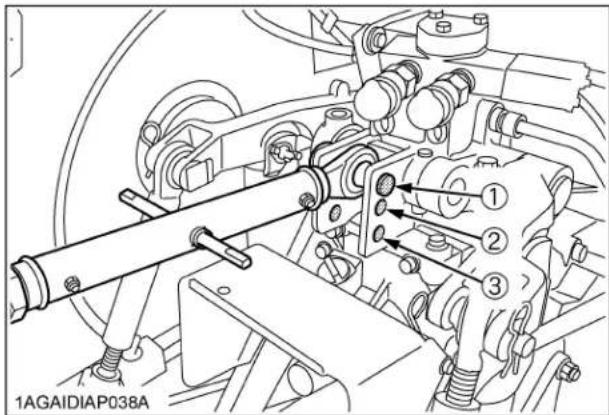KUBOTA M7060 - ■ Sélection des trous de montage du tirant supérieur - 1