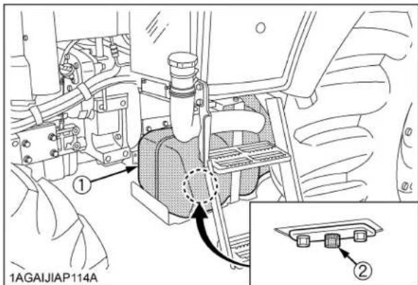KUBOTA M7060 - ■Drainage de l'eau du réservoir à carburant - 1