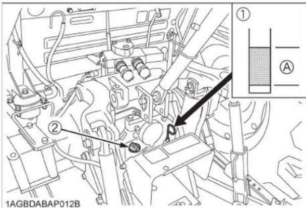 KUBOTA M5111 - ■ Vérification du niveau d'huile à transmission - 1