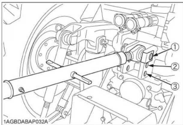 KUBOTA M5111 - ■ Sélection des trous de montage du tirant supérieur - 1