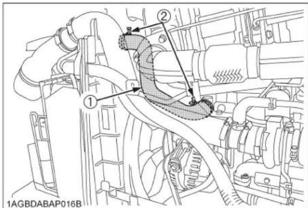 KUBOTA M5111 - ■ Vérification des tuyaux souples du radiateur et des colliers - 1