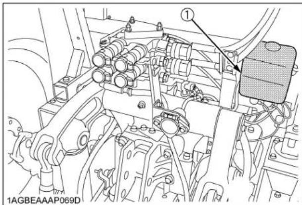 KUBOTA M6111 - ■Ajout de liquide lave-glace - 1