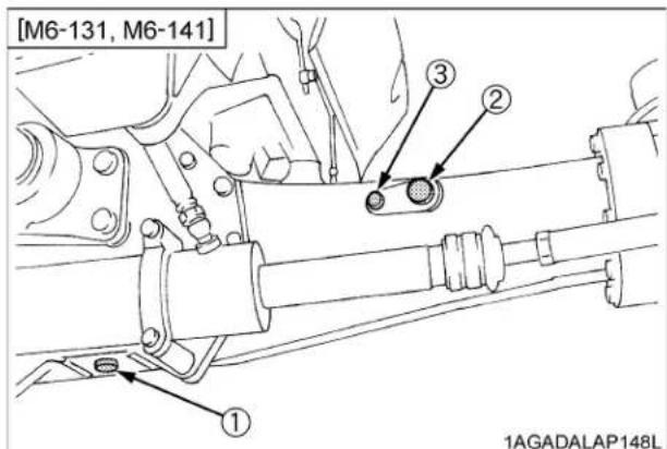 KUBOTA M6111 - ■Remplacement de l'huile du carter du différentiel avant - 2