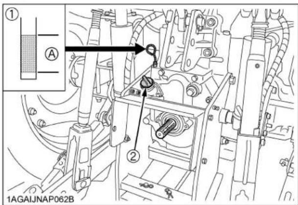 KUBOTA M6131 - ■ Vérification du niveau d'huile à transmission - 1