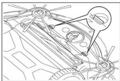 MAKITA DRC300 - Cura e sostituzione della spazzola principale - 2