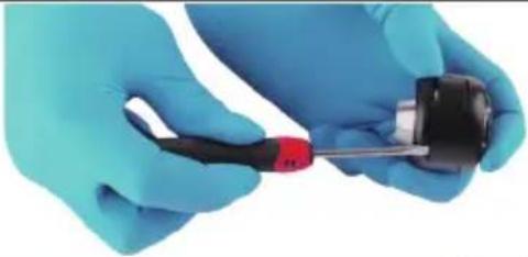 MILWAUKEE M18 297322 - Removing the Protective Covers - 2